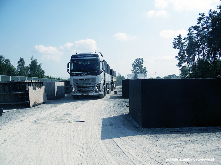 Transport szamb betonowych  w Czarnej Wodzie